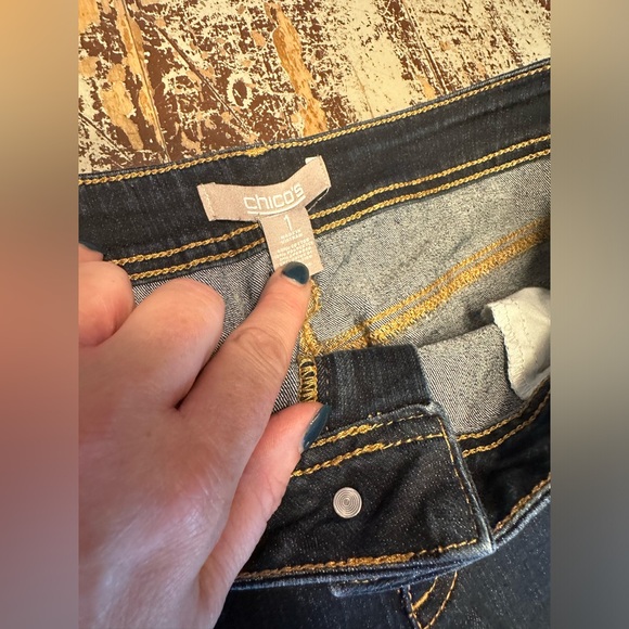 EUC- Chico Sz 1 (size 8) dark wash capris!! Dress up or dress down! - Picture 4 of 4